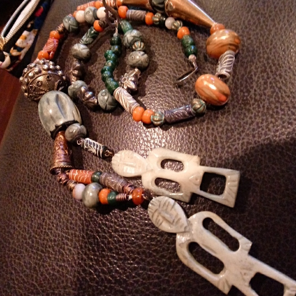 VINTAGE BEADED NECKLACE